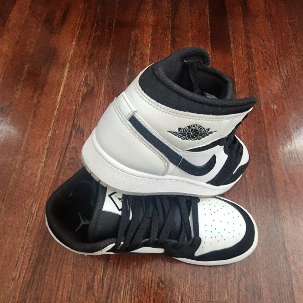 AIR JORDAN 1 MID SE GS SIZE 4.5 (Y) LIMITED EDITION!! - Picture 6 of 9